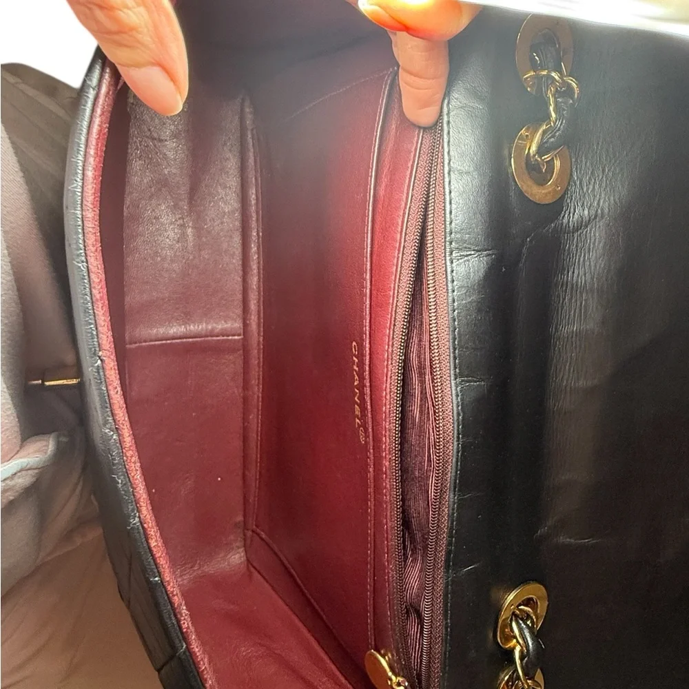 Classic Chanel vintage black quilted leather shoulder bag 24K gold CC turnlock - Picture 8 of 12